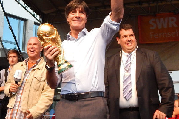 Mit dem WM Pokal war Joachim lw nach Schnau gekommen. 