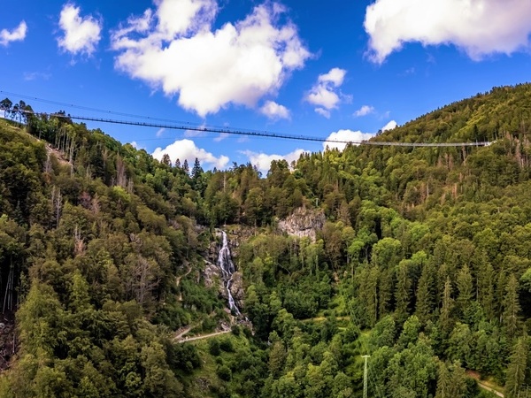 In 120 Meter Hhe bietet der Blick auf den Todtnauer Wasserfall eine spektakulre Perspektive