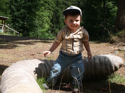 Kind sitzt auf einem nachgebauten, �berdimensionalen Riesenregenwurm